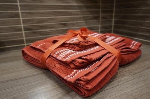 een stapel handdoeken zittend op een badkamervloer bij apartment 22 in Rīga