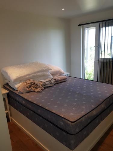 Un colchón colocado encima de una cama en una habitación. en Apartment near the airport with ocean view, en Tromsø