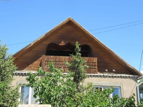uma casa com uma janela em cima em "Bilim" Guest House em Tamchy