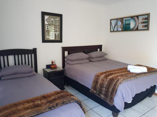 1 dormitorio con 2 camas en Kgosi Lodge en Kimberley