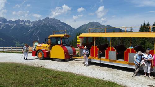 a group of people standing next to a train at Chalet Stubai inklusive Stubai Super Card in Fulpmes