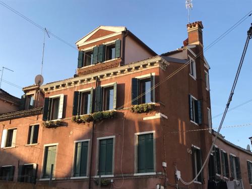 威尼斯的住宿－Venezia Luxury Biennale Design，一座建筑的顶部有一座塔楼