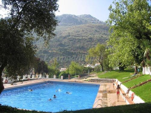 - un groupe de personnes se baignant dans une piscine dans l'établissement Casita de Rosario, à Cortes de la Frontera