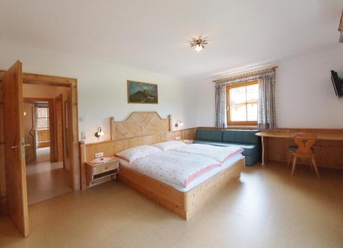 Llit o llits en una habitació de Landhaus Dorfer