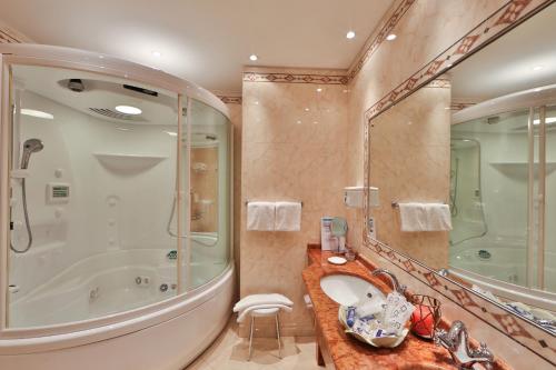 bagno con vasca, lavandino e doccia di David Palace Hotel a Porto San Giorgio