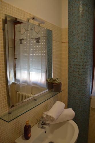 a bathroom with a sink and a mirror at Casa dei girasoli in Perugia