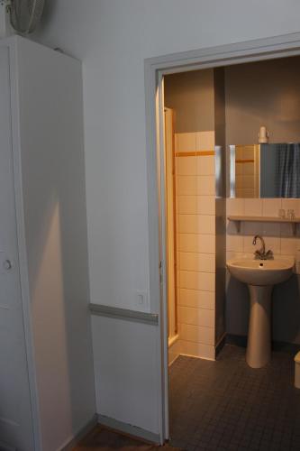 une salle de bain avec un lavabo et des toilettes dans l'établissement Les Mouettes, à Saint-Suliac