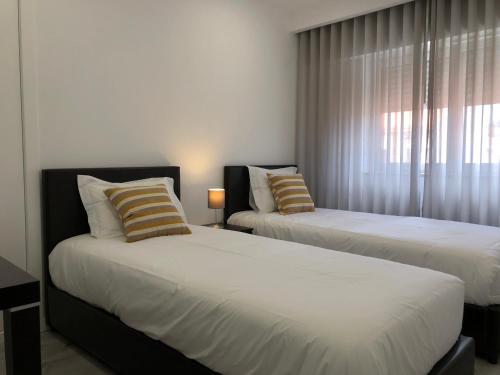 Una cama o camas en una habitación de 120 Central Apartment