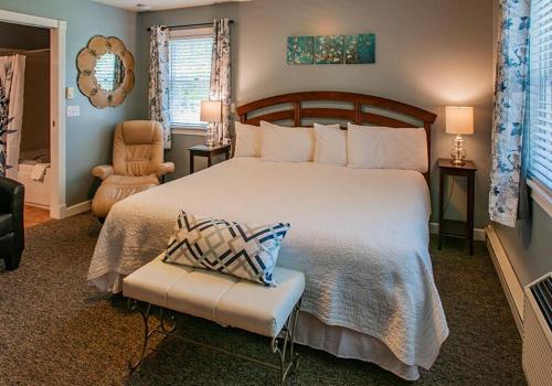 A bed or beds in a room at Cedar Court Inn