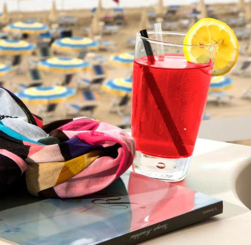einen Drink im Glas mit einer Zitronenscheibe in der Unterkunft Hotel Ideal in Cupra Marittima