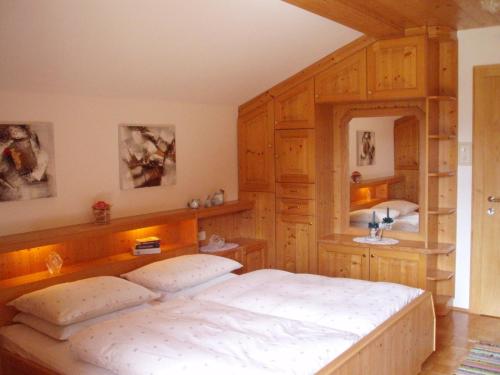 Postel nebo postele na pokoji v ubytování Gästehaus Lanzinger