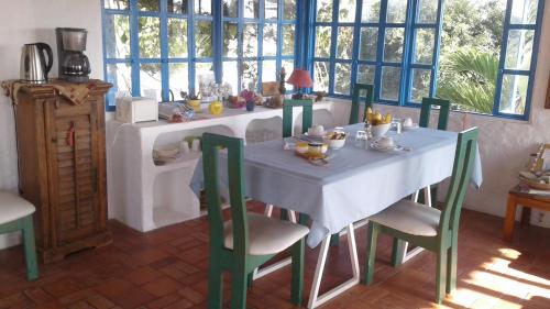 a dining room with a table and chairs in a room at Casa KoKopelli in Ballenita