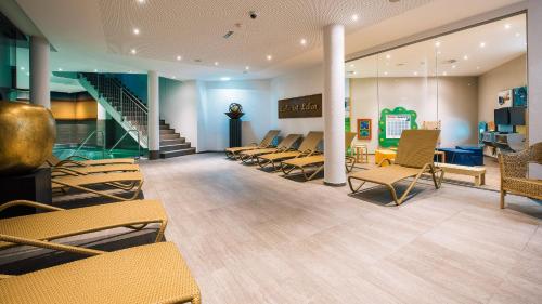 una sala de espera con una fila de sillas y escaleras en Hotel Sonnleiten, en Ladis