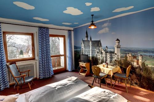 ein Schlafzimmer mit einem Schlossbild an der Wand in der Unterkunft Hotel zum Zauberkabinett in Bad Heilbrunn