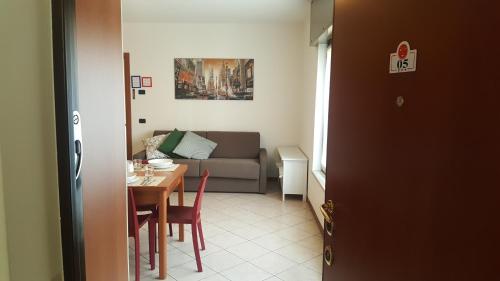 a living room with a table and a couch at Residenza Teodolinda in Monza