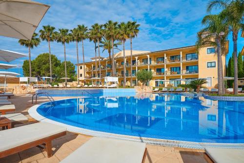 Majoituspaikassa CM Mallorca Palace - Only Adults tai sen lähellä sijaitseva uima-allas