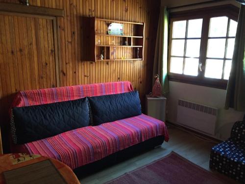 サン・マルタン・ヴェジュビーにあるVilla Le Rocの木製の壁の部屋のソファ