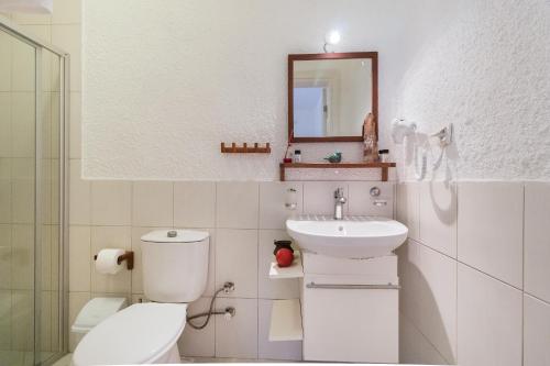 セリミエにあるNarlı Pansiyonの白いバスルーム(トイレ、シンク付)