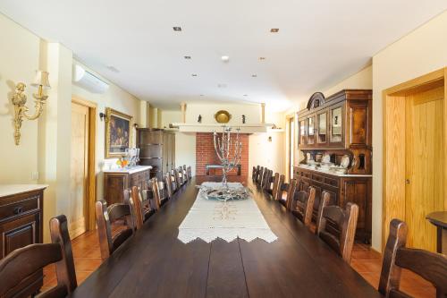 a dining room with a long table and chairs at Casa da Alzira in Anadia