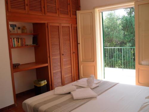 ein Schlafzimmer mit einem Bett und einem großen Fenster in der Unterkunft i gù books & rooms in Polignano a Mare