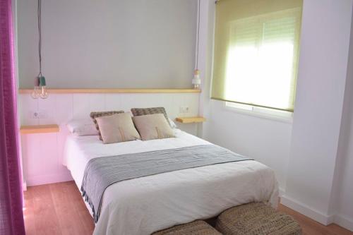コニル・デ・ラ・フロンテーラにあるAlmah Conilのベッドルーム1室(大型ベッド1台、窓付)