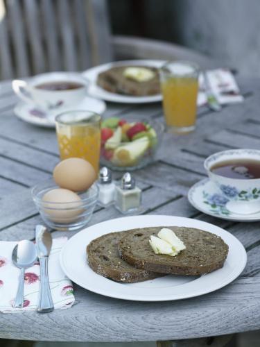 een houten tafel met borden met eten erop bij De Heerlijkheid Ruinerwold in Ruinerwold