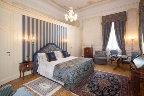 a bedroom with a king sized bed in a room at Hotel Villa Condulmer in Mogliano Veneto