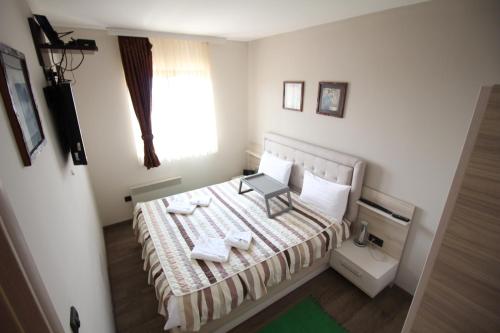 En eller flere senge i et værelse på Apartment G10 Milmari resort