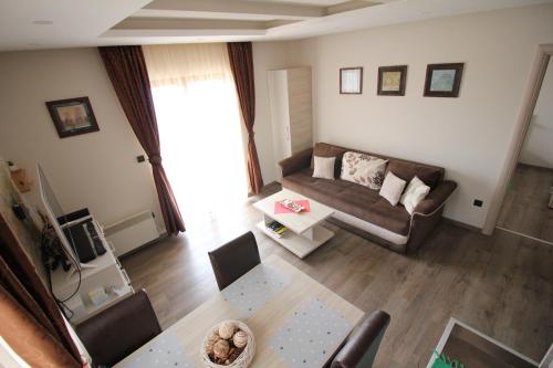 a living room with a couch and a table at Apartment G10 Milmari resort in Kopaonik