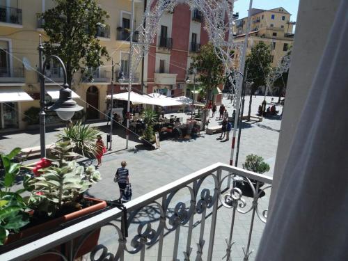 Ein Mann, der einen Balkon einer Stadtstraße hinuntergeht in der Unterkunft I Baronetti in Agropoli