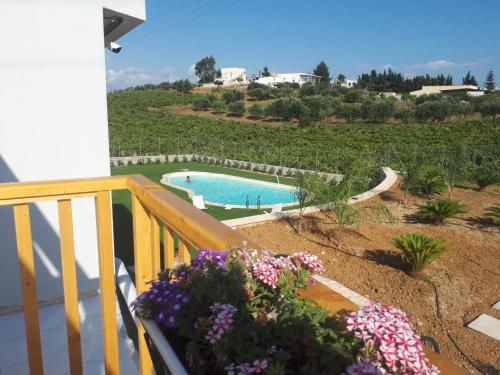 een balkon met een zwembad en bloemen bij Villa Verde in Alcamo