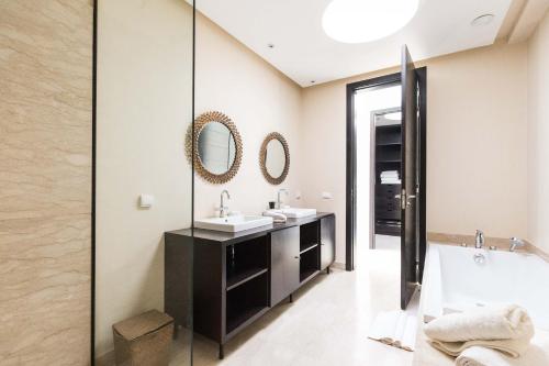 Dapur atau dapur kecil di Al Maaden 132 - Luxury front line golf villa with heated pool