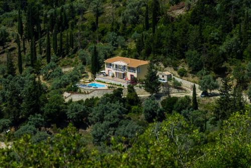 una vista aerea di una casa in una foresta di Filoxenia a Yénion