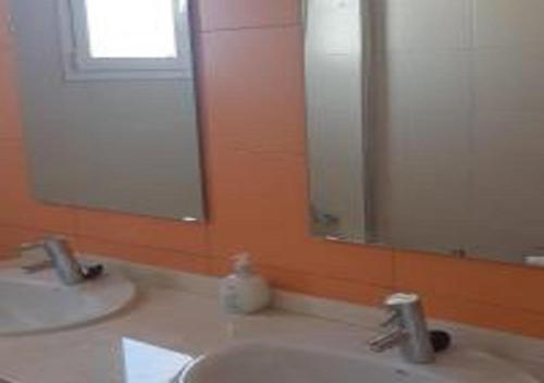 エステポナにあるCapitolio, Valle Romanoのバスルーム(シンク2台、大きな鏡付)