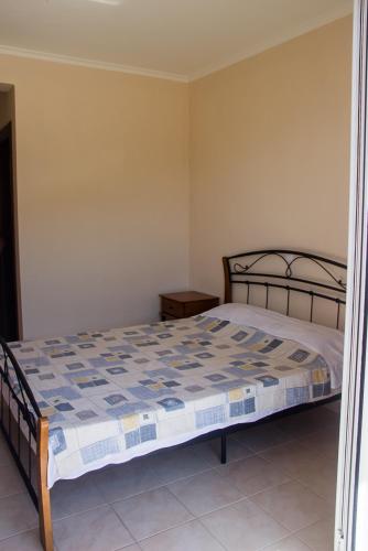a bedroom with a bed in a room at Filoxenia in Yenion