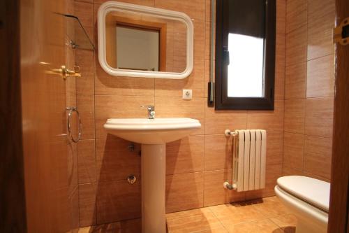 een badkamer met een wastafel, een spiegel en een toilet bij Pont de Toneta 6,1 Atico Duplex, Ransol, Zona Grandvalira in Ransol