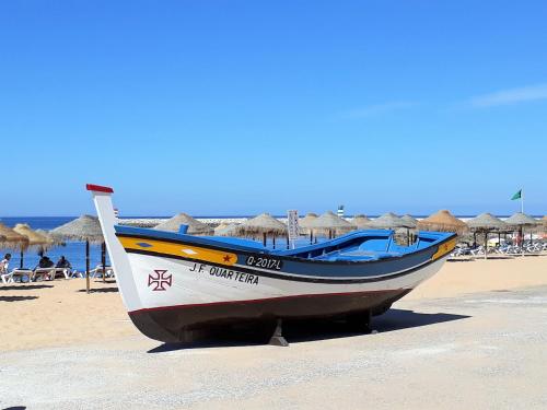 T2 Mira Praia 4- Familiar, 80mt Praia, Wifi