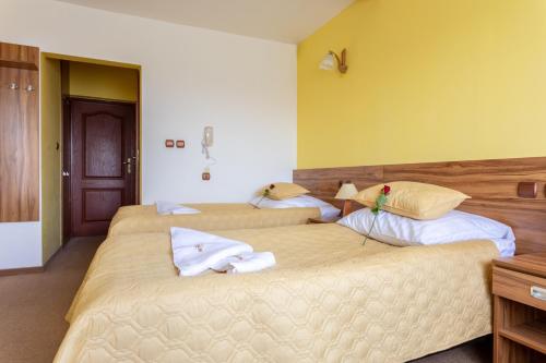 Ένα ή περισσότερα κρεβάτια σε δωμάτιο στο Hotel Góralski Raj
