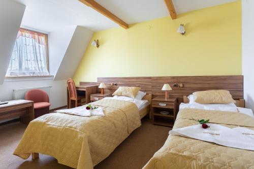 En eller flere senge i et værelse på Hotel Góralski Raj