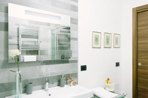 uma casa de banho com um lavatório e um espelho em Villa Amalia em Avellino