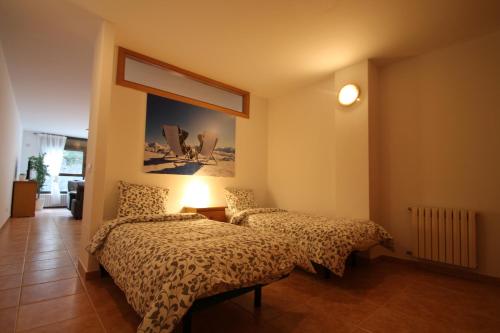 ein Schlafzimmer mit 2 Betten und einem Bild an der Wand in der Unterkunft Pont de Toneta 1,1 Ransol, Zona Grandvalira in Ransol