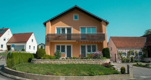 a house with a fence in front of it at Gästehaus Aßlschwang in Freystadt