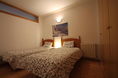 1 dormitorio con 2 camas y lámpara en Pont de Toneta 1,3 Ransol, Zona Grandvalira, en Ransol