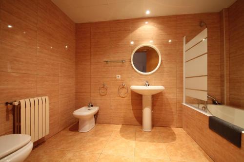 ein Badezimmer mit einem Waschbecken, einem WC und einer Badewanne in der Unterkunft Pont de Toneta 1,3 Ransol, Zona Grandvalira in Ransol