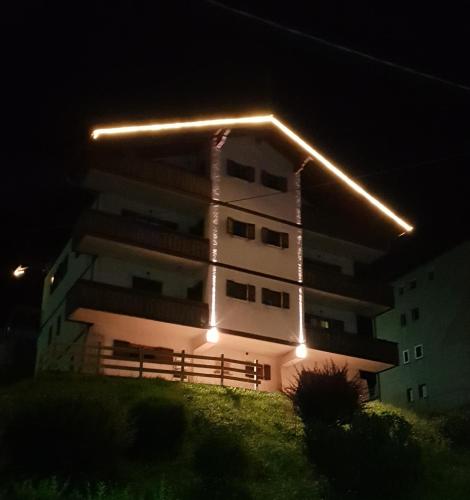 Το κτήριο όπου στεγάζεται  το διαμέρισμα