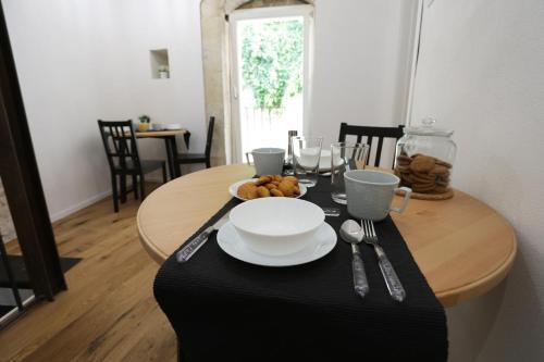 a table with a plate of food on top of it at Reusuite in Ragusa