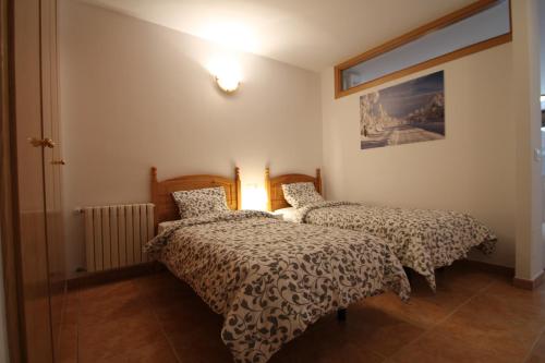 two beds sitting next to each other in a bedroom at Pont de Toneta 1,4 Ransol, Zona Grandvalira in Ransol