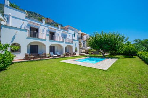 uma imagem de uma villa com piscina em Villa Giulia em Praiano