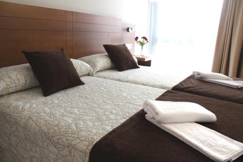 Cama o camas de una habitación en HOTEL ARZÚA