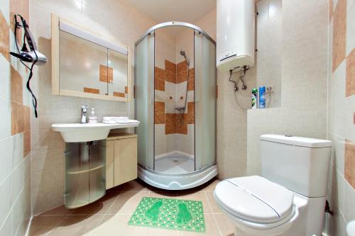 ウファにあるSutkiUfa Рихарда Зорге 70/2.2のバスルーム(シャワー、トイレ、シンク付)
